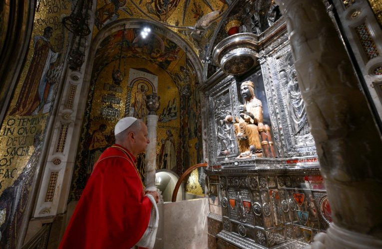 PLST - Pope Leo praying Our Lady of Montserrat