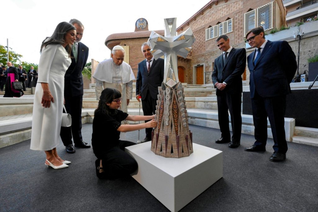 PTSK - Isabella shows model of Sagrada Familia to pope