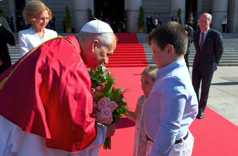 PTSK - Pope receives flowers from children in Spain