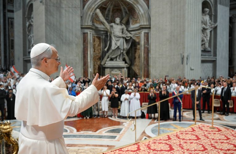 PGA8-19-25 - Pope greets pilgrims