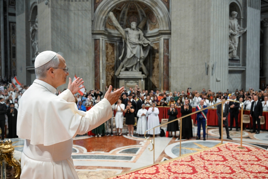 PGA8-19-25 - Pope greets pilgrims
