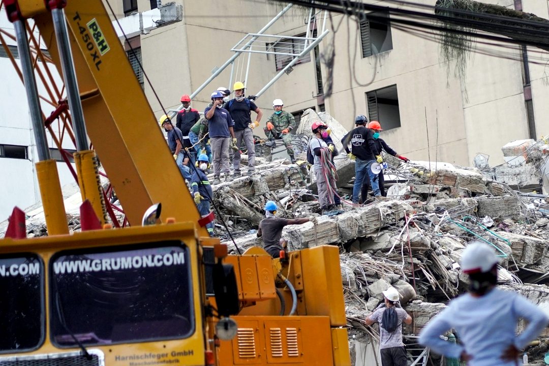 Rescue workers after Colombia earthquake