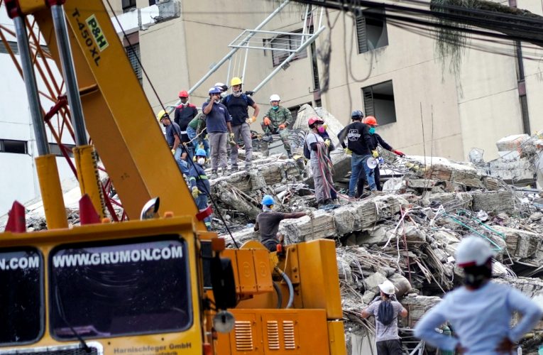 Rescue workers after Colombia earthquake