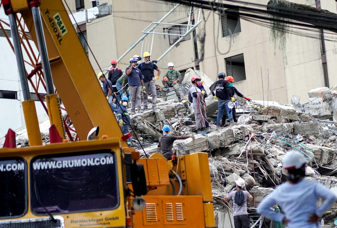 Rescue workers after Colombia earthquake