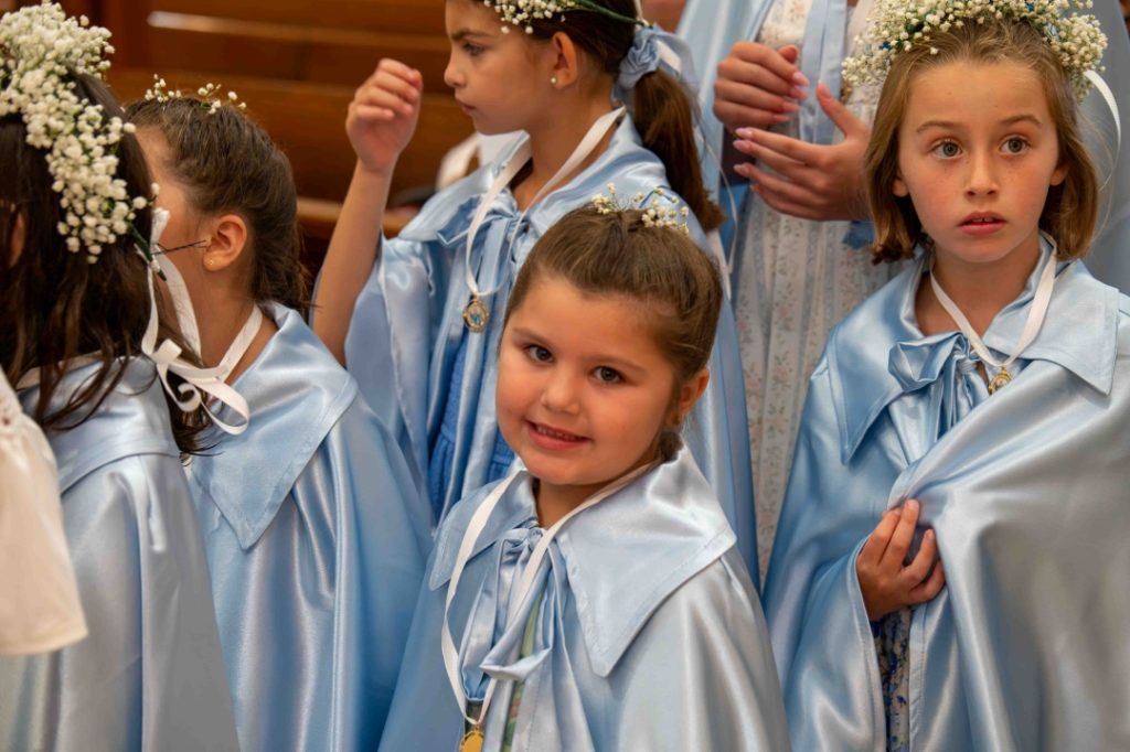 FMDM - Girls in procession