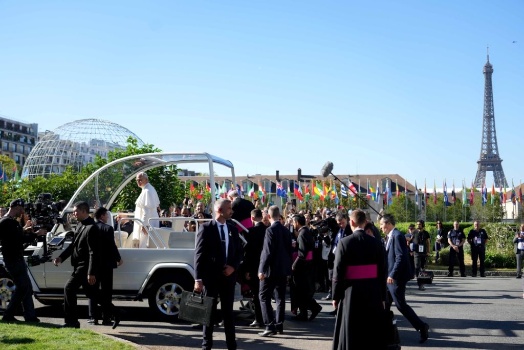 POPE LEO PARIS 6