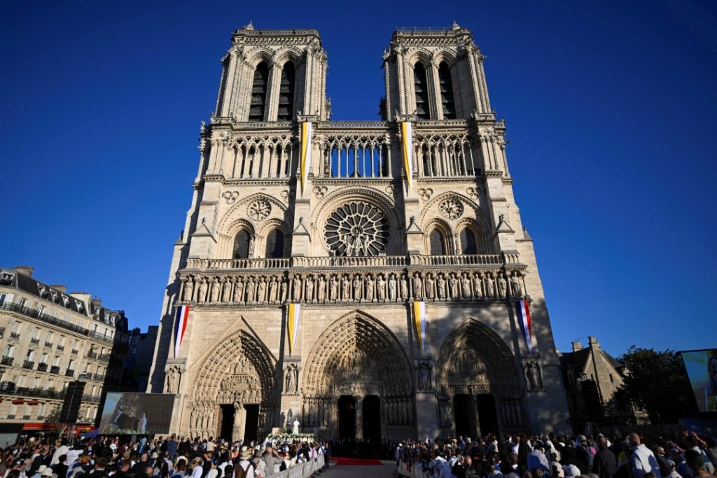 POPE LEO PARIS 7