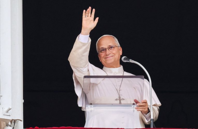 PLRV - Pope Leo waves to crowd Oct 18